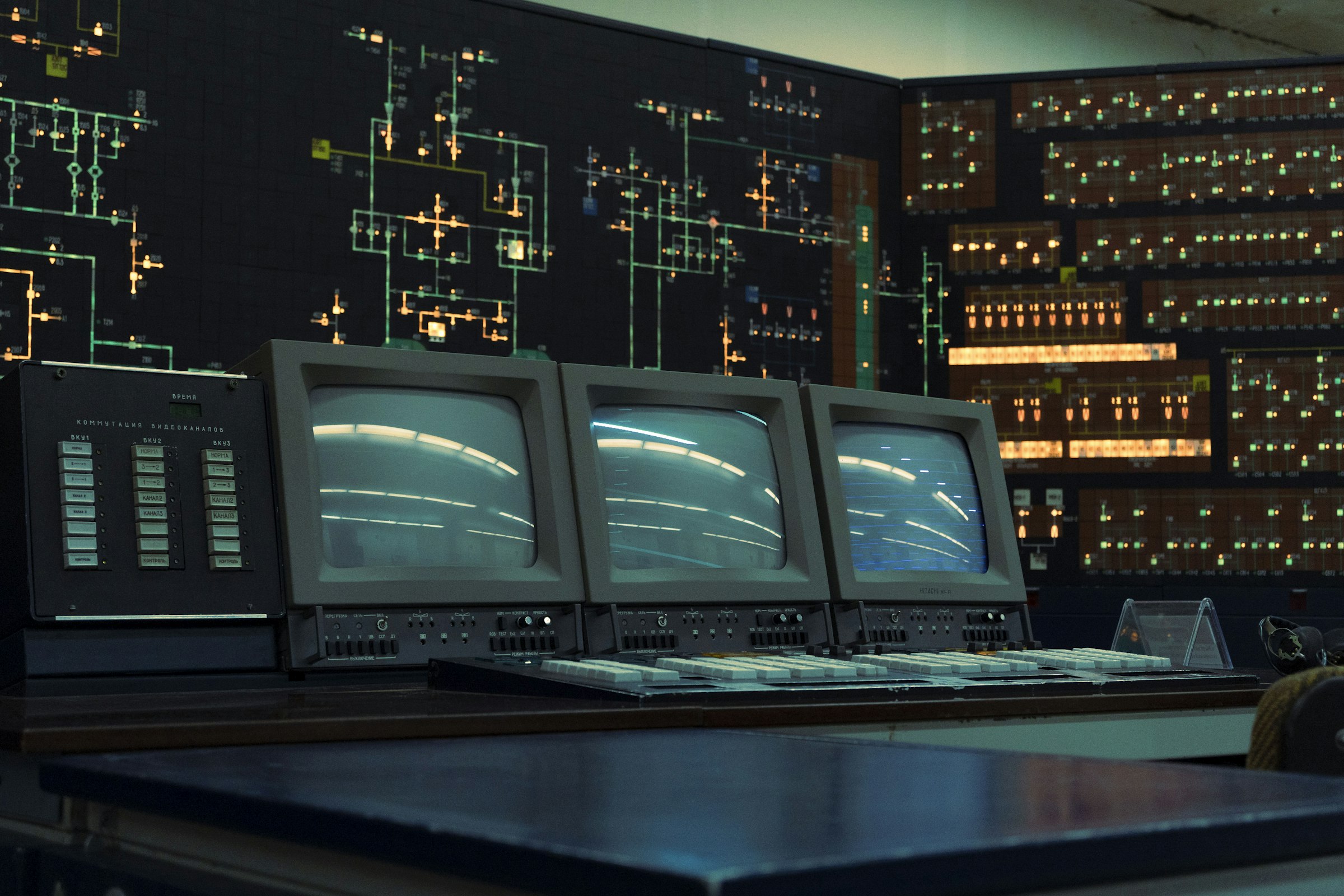Salle de contrôle, écrans de surveillance
